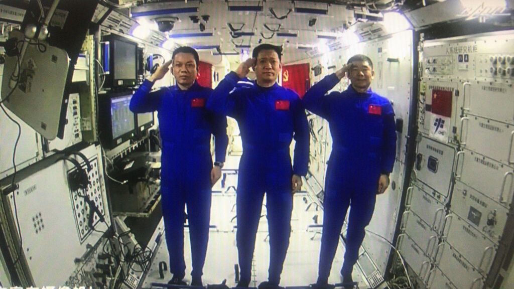 El presidente Xi Jinping videollama a la primera estación espacial china