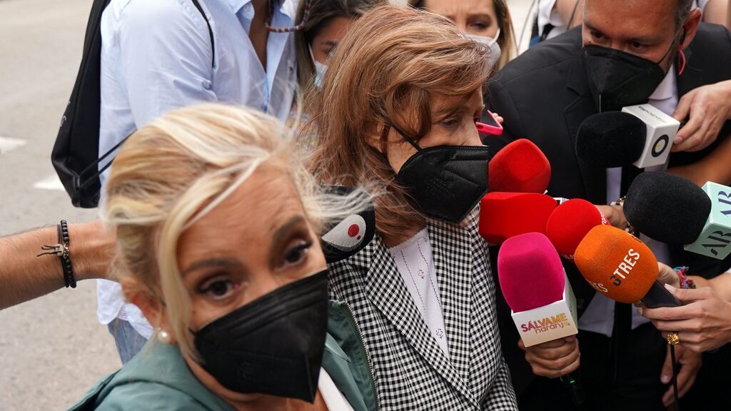 María Teresa Campos, muy emocionada, llegaba del brazo de su hija Carmen Borrego
