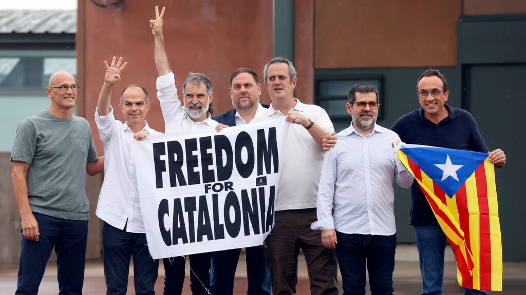 Los presos indultados salen de la cárcel reivindicando independencia y amnistía