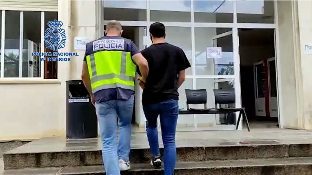 Detenido un entrenador de futbol por abusos sexuales a cinco menores en Sevilla tras un perfil falso en Internet Detenido un entrenador de futbol por abusos sexuales a cinco menores en Sevilla tras un perfil falso en Internet