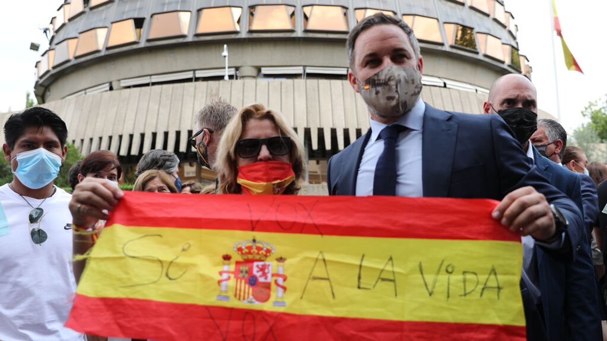 EuropaPress_3784780_presidente_vox_santiago_abascal_mujer_sostienen_bandera_espana_contra_ley EuropaPress_3784780_presidente_vox_santiago_abascal_mujer_sostienen_bandera_espana_contra_ley