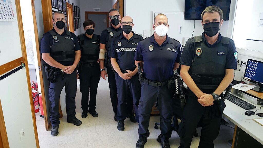 Jordi (primero por la derecha), con Narciso (a su espalda) y algunos de sus nuevos compañeros de la Policía Local de Barbate