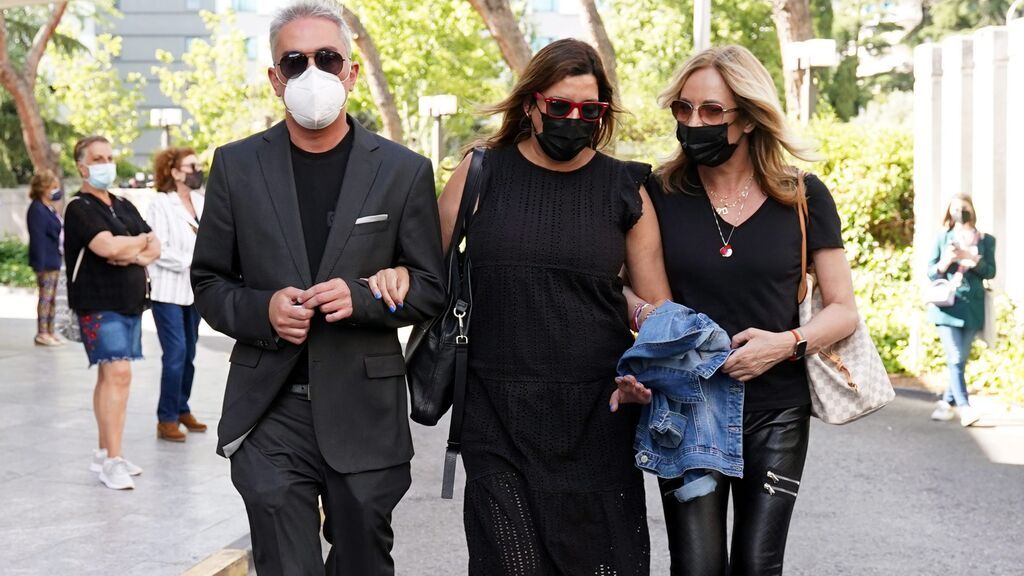 Kiko Hernández y Belén Rodríguez junto a Patricia González, directora del 'Deluxe'