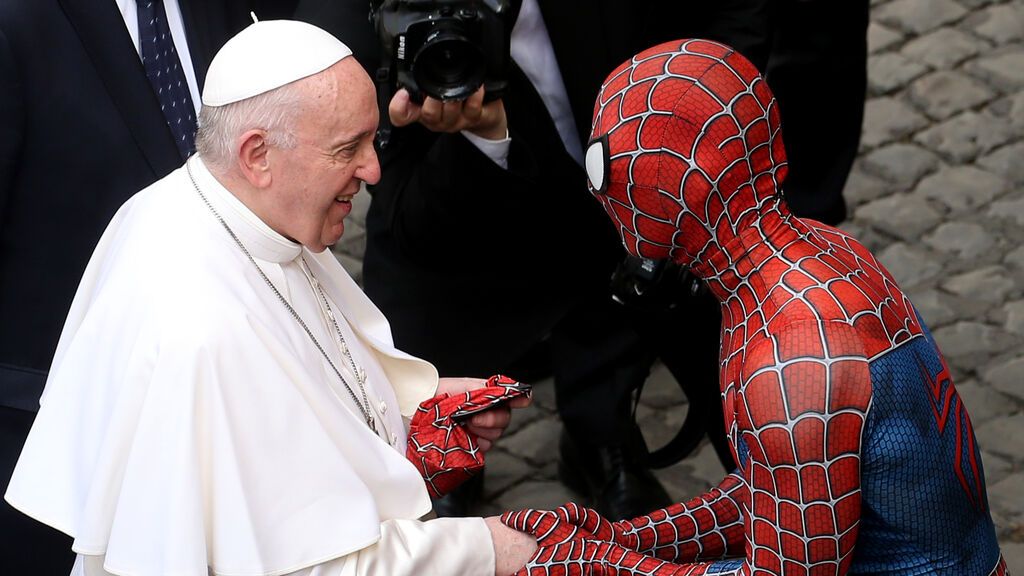 Spiderman entrega su máscara al Papa Francisco en el Vaticano