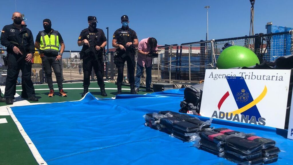 Los agentes ante una pequeña parte de la cocaína incautada