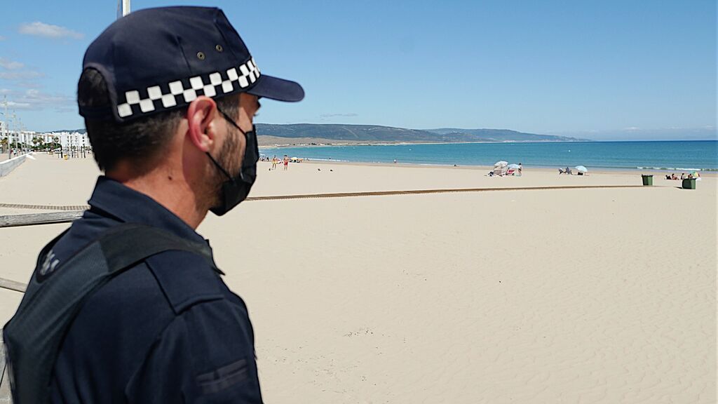 Patrullando en una de las playas de Barbate