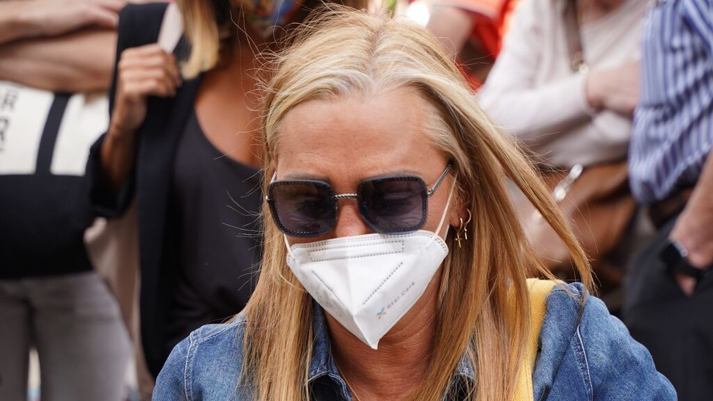 Belén Esteban, visiblemente emocionada, ha ido al tanatorio con sus compañeros de 'Sálvame'