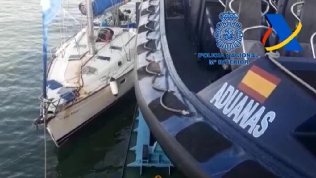 Agentes españoles abordan un velero con una tonelada de cocaína