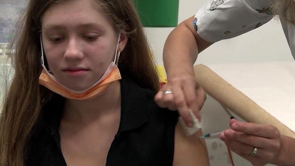 Israel acelera la vacunación de adolescentes tras los recientes brotes en escuelas