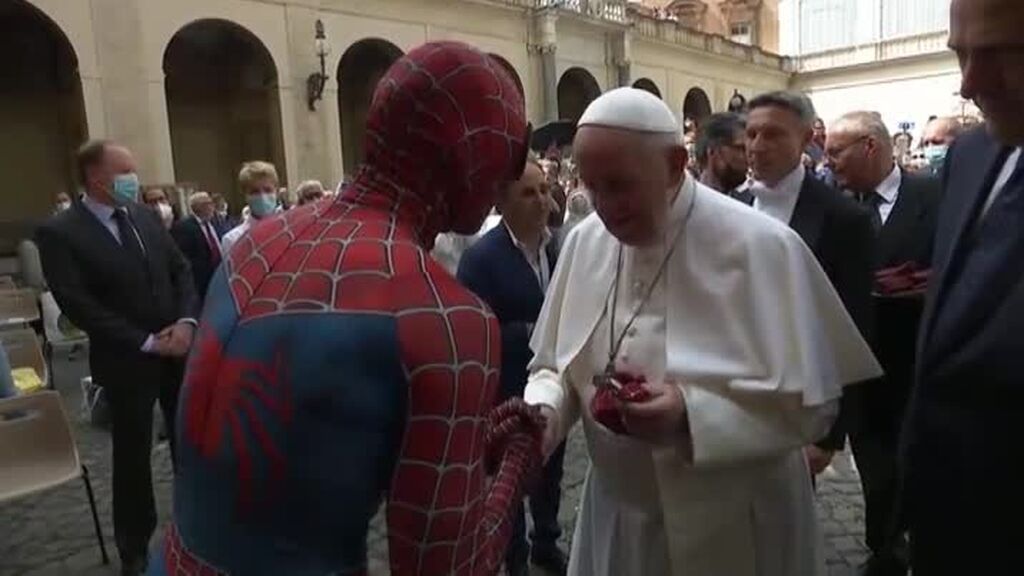 El Papa recibe la visita sorpresa de Spiderman en su audiencia semanal