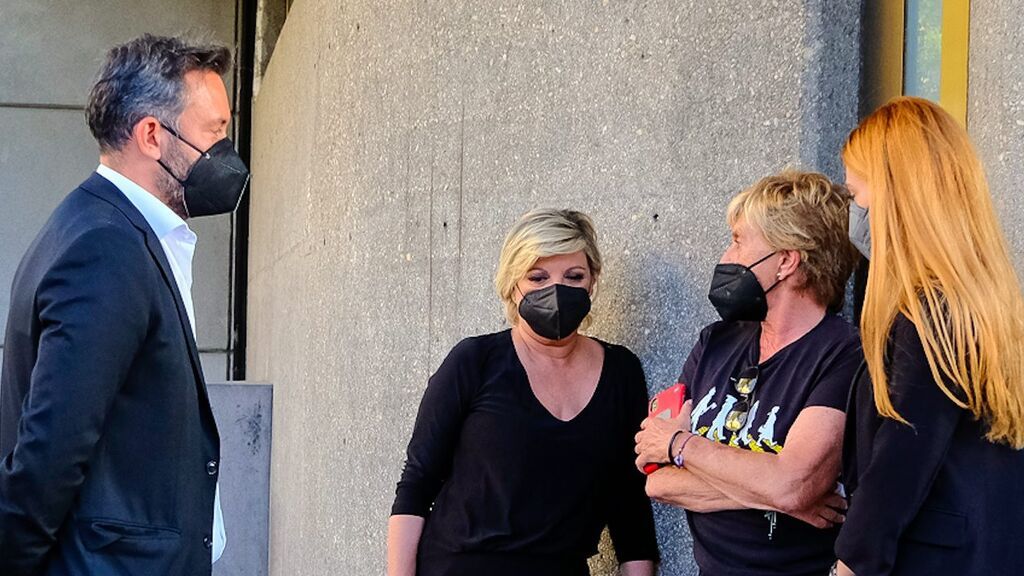 La hija de Mila Ximénez, sus hermanos y sus amigos dan el último adiós a la periodista en el tanatorio