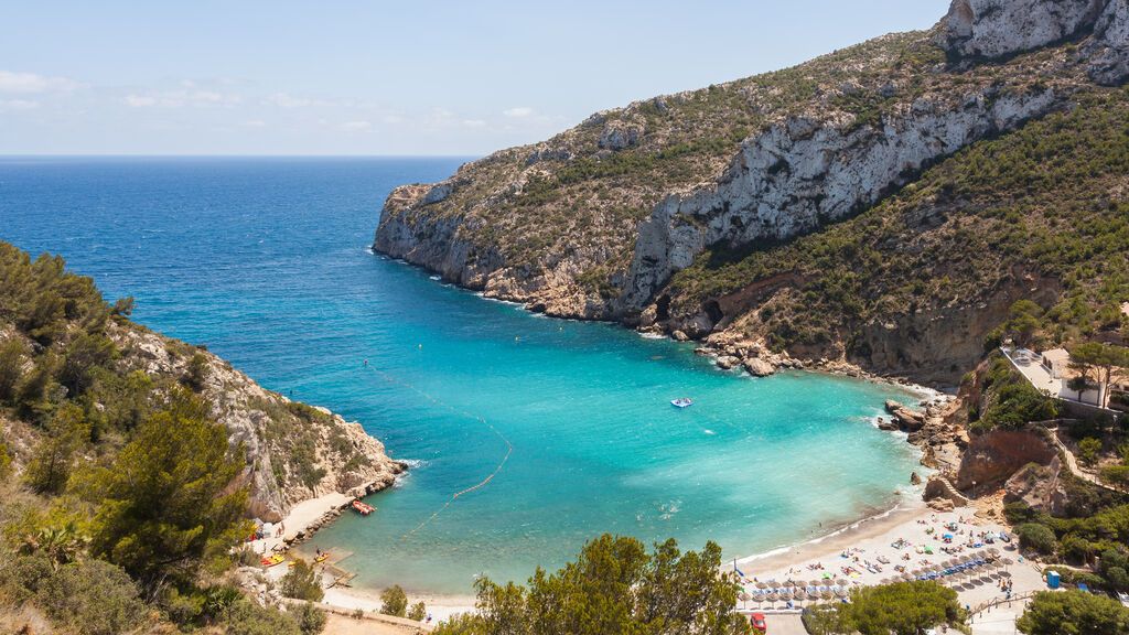 Cala_de_la_Granadella,_Jávea,_España,_2014-07-01,_DD_37 (1)
