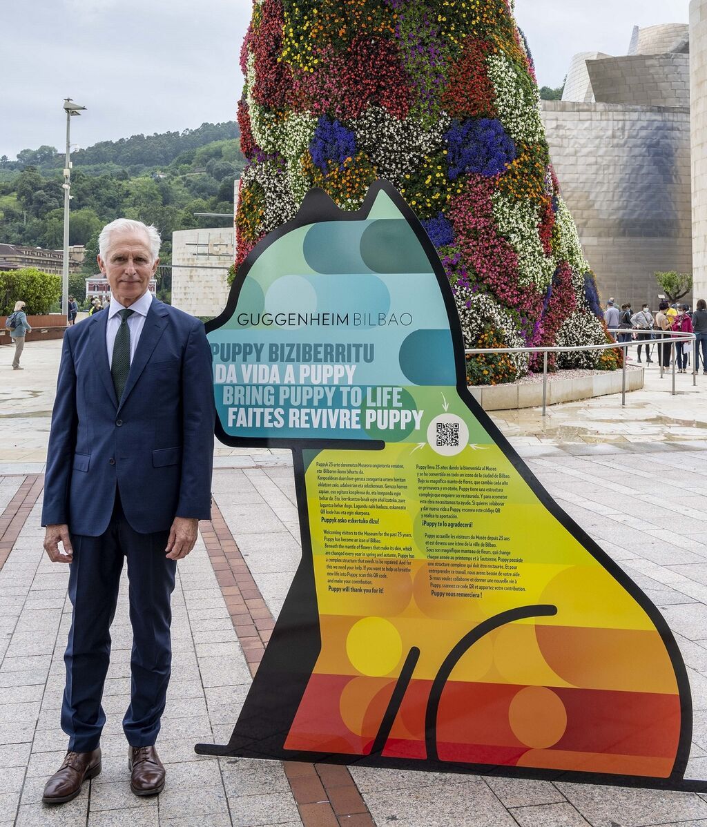 Juan Ignacio Vidarte, director del Museo Guggenheim Bilbao, junto a Puppy.
