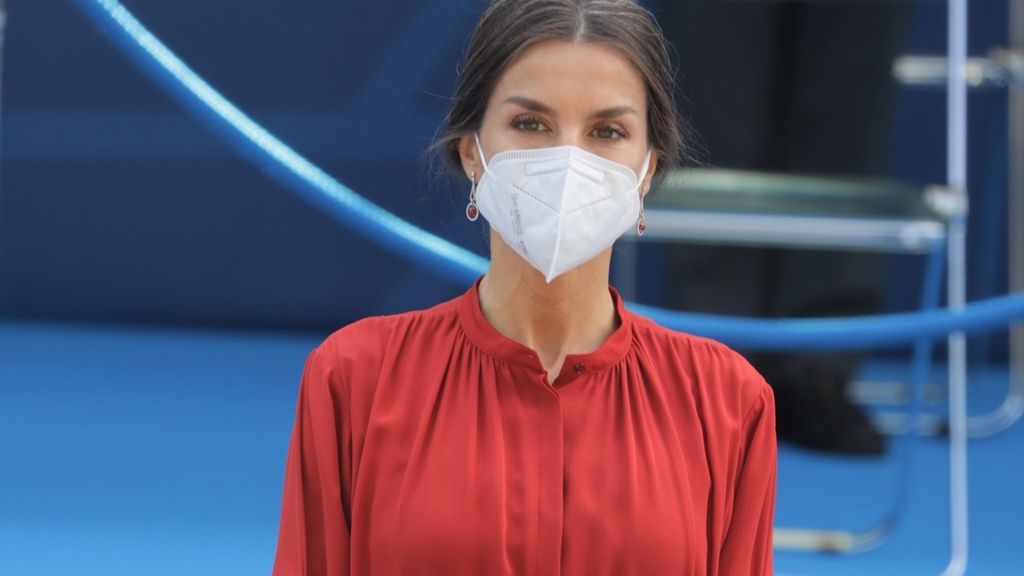 La Reina Letizia, espectacular de rojo, preside el acto con motivo de la festividad del patrón de la Policía