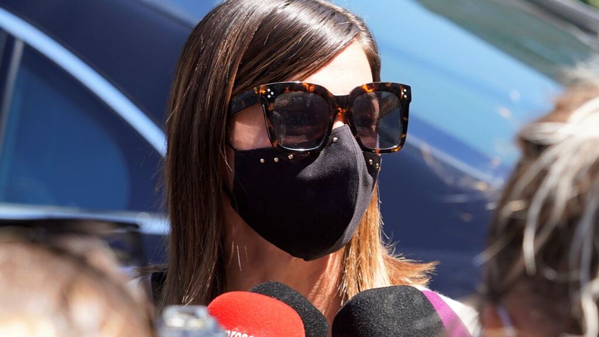 Alba Santana, atendiendo a los medios en el tanatorio, antes de la incineración de su madre Alba Santana, atendiendo a los medios en el tanatorio, antes de la incineración de su madre