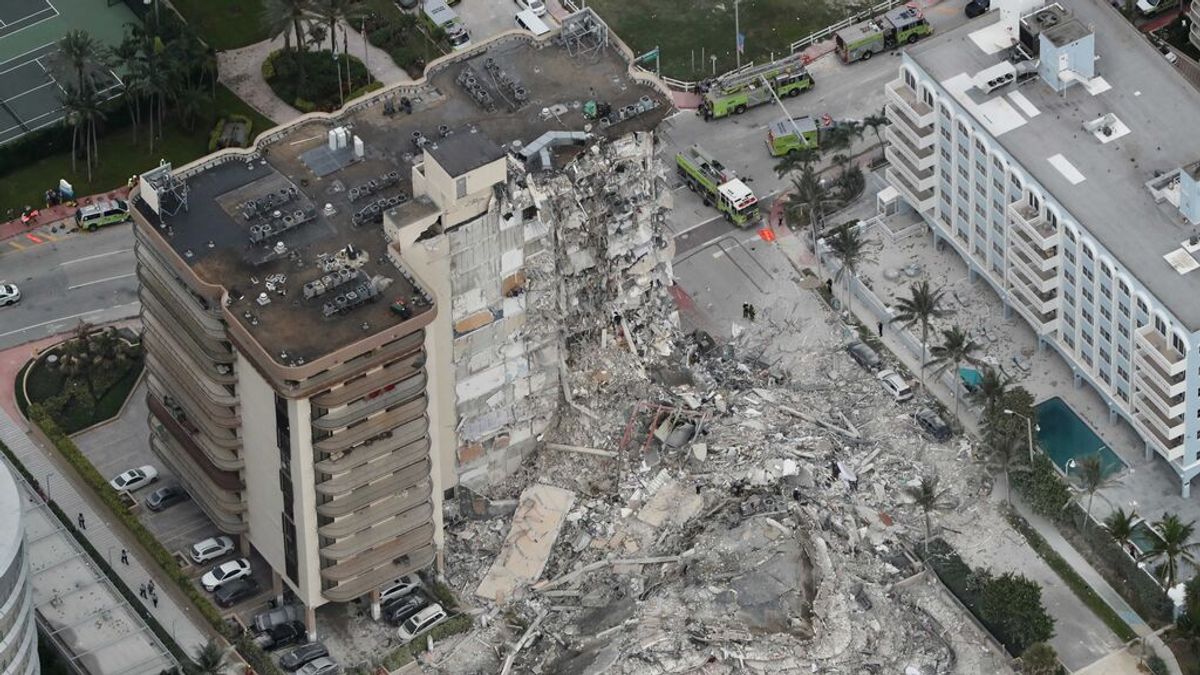 La policía de Miami eleva a 99 el número de desaparecidos tras el derrumbe de un edificio de apartamentos La policía de Miami eleva a 99 el número de desaparecidos tras el derrumbe de un edificio de apartamentos