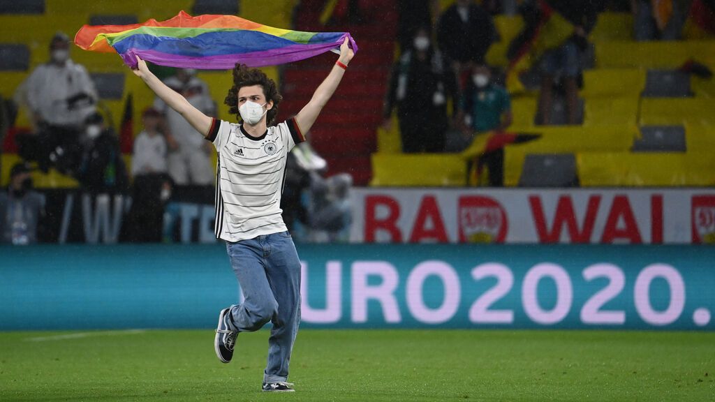 Un espontáneo irrumpe con una bandera del arcoíris en el Alemania - Hungría