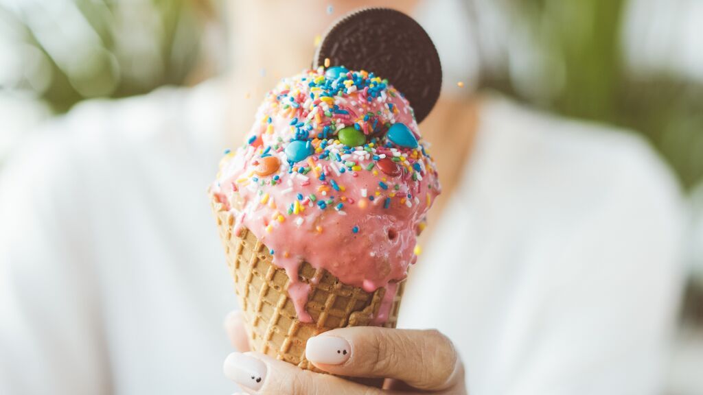 Chica comiendo helado