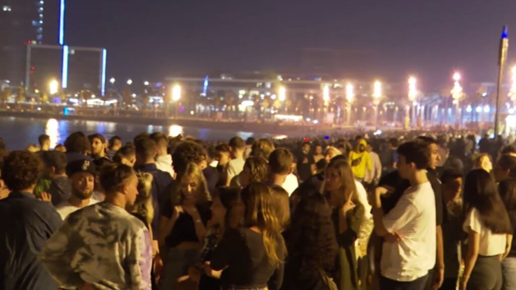 Las playas de Barcelona abarrotadas de gente sin mascarilla ni distancia en la noche de San Juan