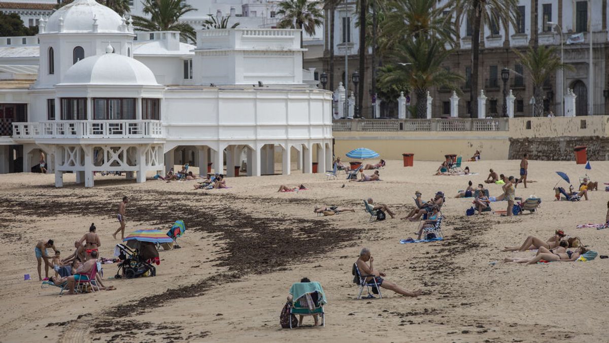 La policía desaloja la playa gaditana de La Caleta en la noche de San Juan