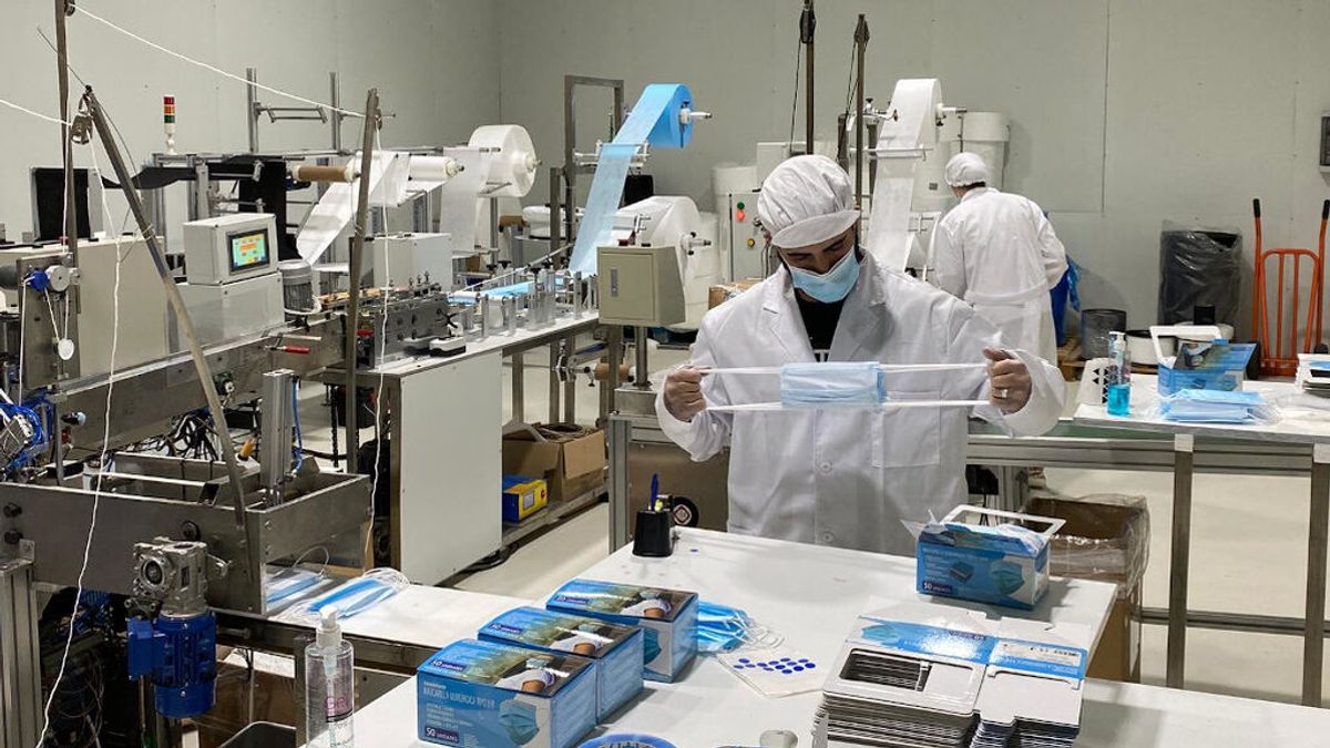 El fin de la mascarilla en exteriores pasa factura a los fabricantes: “He recortado al 60% del personal” El fin de la mascarilla en exteriores pasa factura a los fabricantes: “He recortado al 60% del personal”