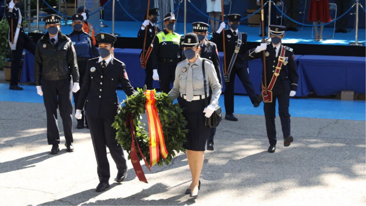 Las mujeres recuperan la falda y el bolso 50 años después de su incorporación a la Policía de Madrid Las mujeres recuperan la falda y el bolso 50 años después de su incorporación a la Policía de Madrid