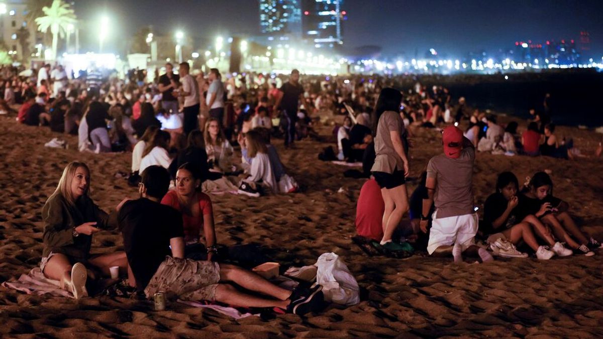 Fiestas, viajes y falta de vacunación ponen a los jóvenes en la diana de los contagios Fiestas, viajes y falta de vacunación ponen a los jóvenes en la diana de los contagios