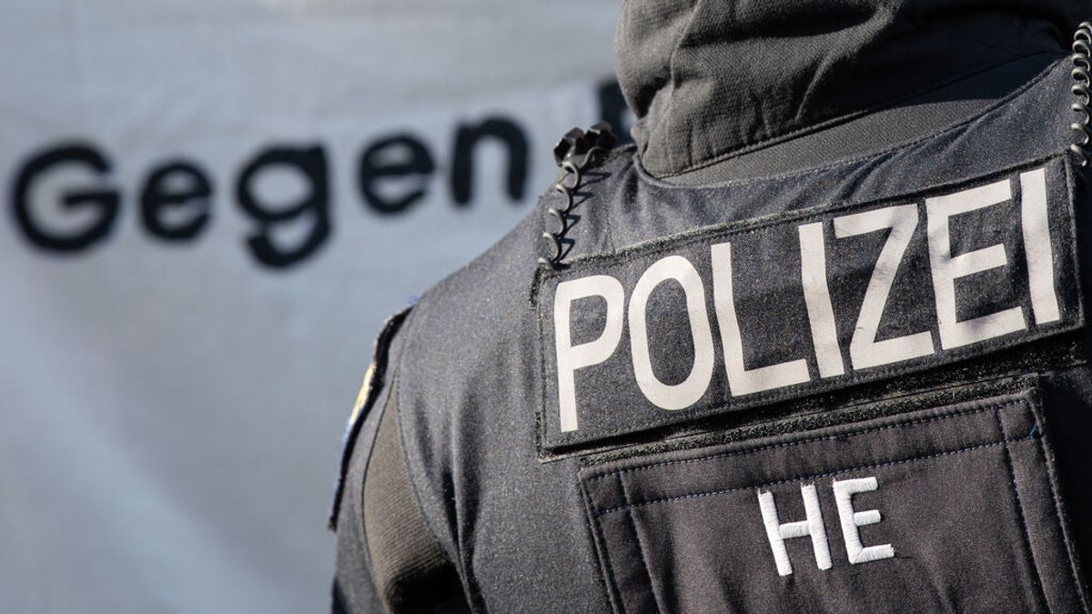 EuropaPress_3796921_11_june_2021_hessen_frankfurt-main_thw_word_against_is_written_in_german_on EuropaPress_3796921_11_june_2021_hessen_frankfurt-main_thw_word_against_is_written_in_german_on