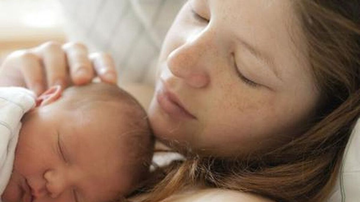 ¿Es malo que un bebé duerma boca abajo encima de su madre? Los riesgos que puede correr por adoptar una mala postura.