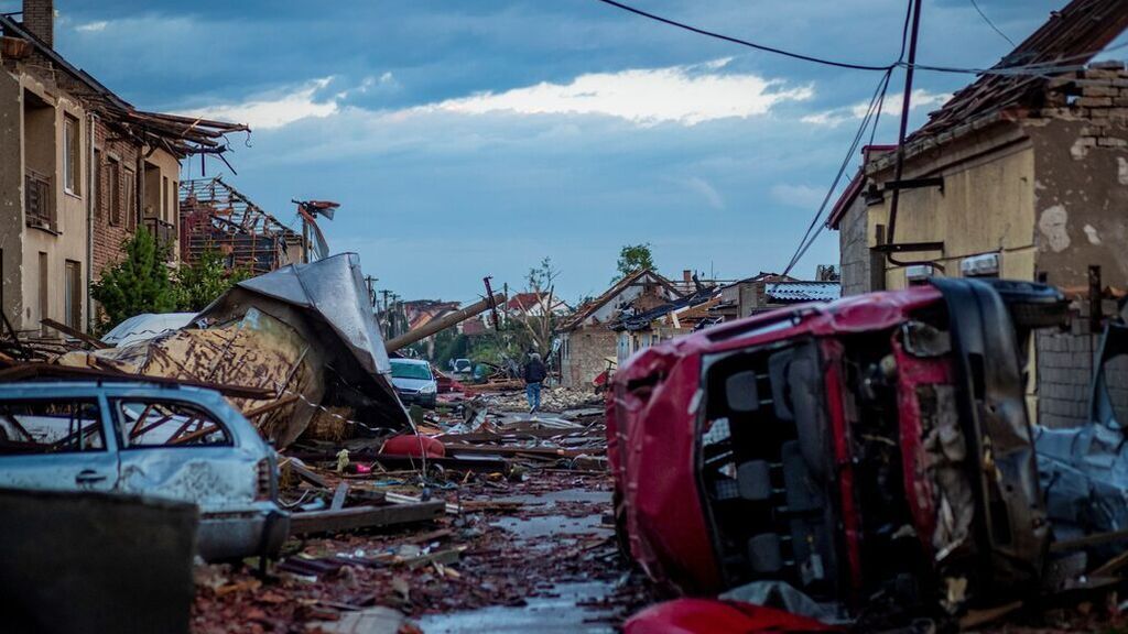 Un fuerte tornado deja tres muertos y numerosos de heridos en la República Checa