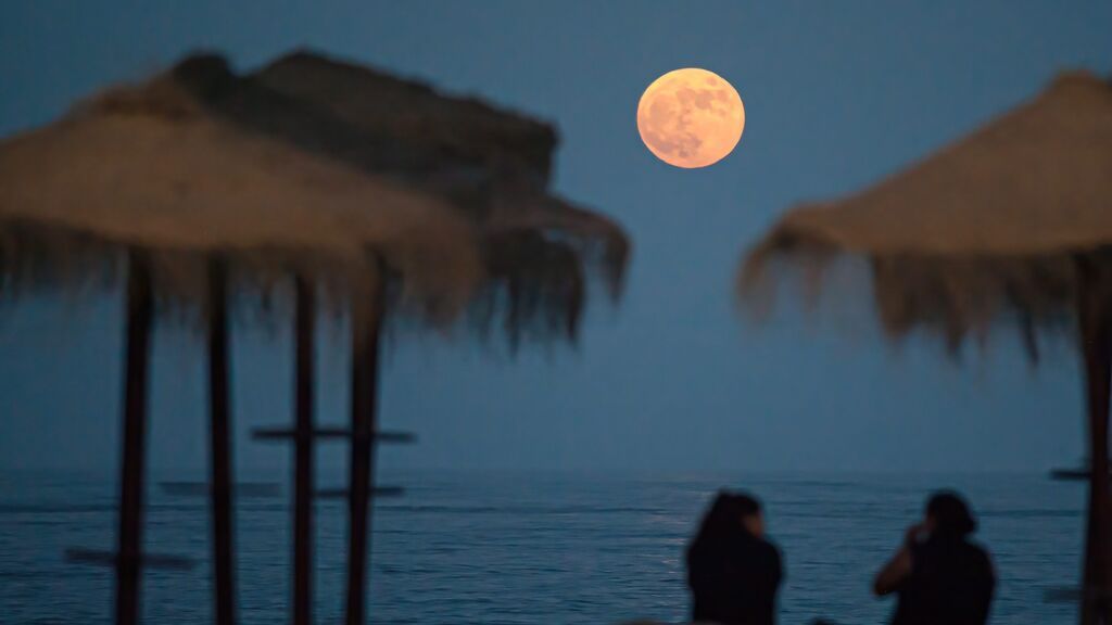 Las bellas imágenes de la luna de fresa, una de las más grandes del año