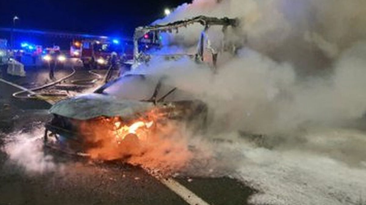 Fallecen dos personas calcinadas al embestir un camión su coche en un peaje de Álava Fallecen dos personas calcinadas al embestir un camión su coche en un peaje de Álava