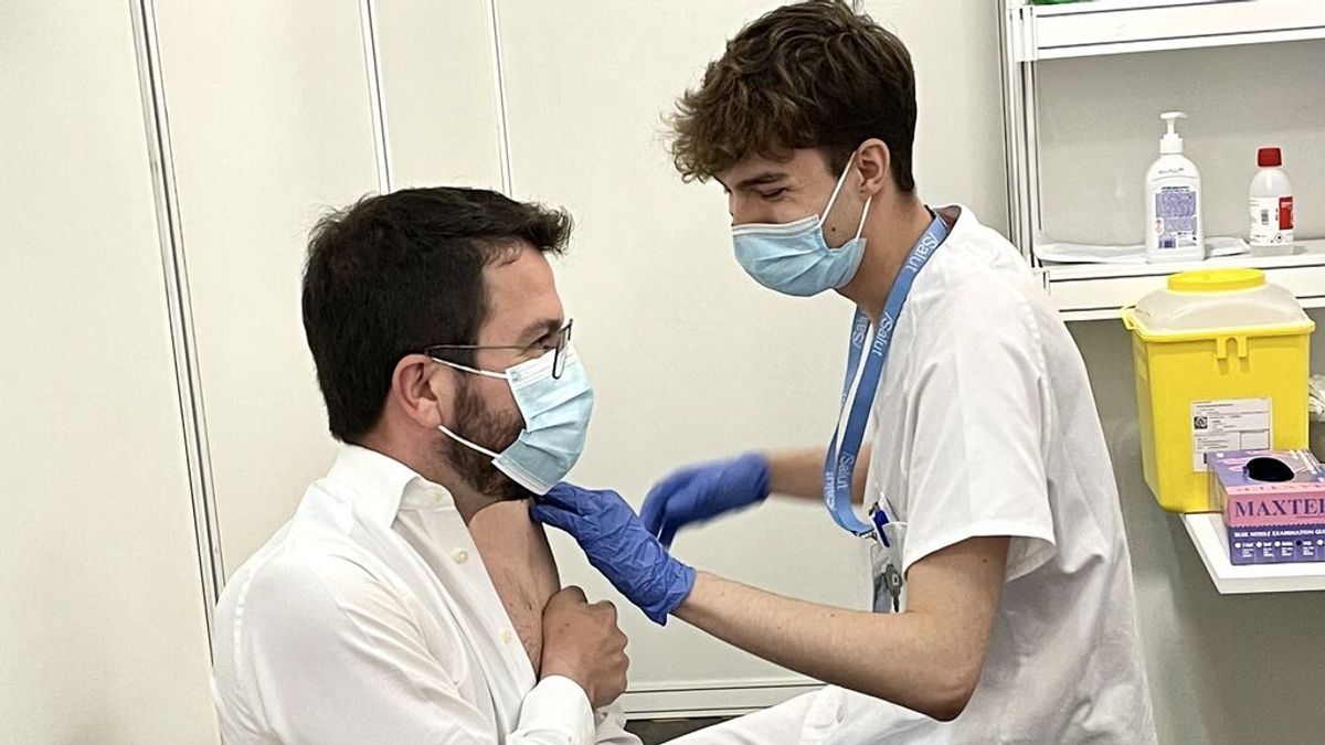 Pere Aragonès recibe la primera dosis de Pfizer en La Fira Pere Aragonès recibe la primera dosis de Pfizer en La Fira