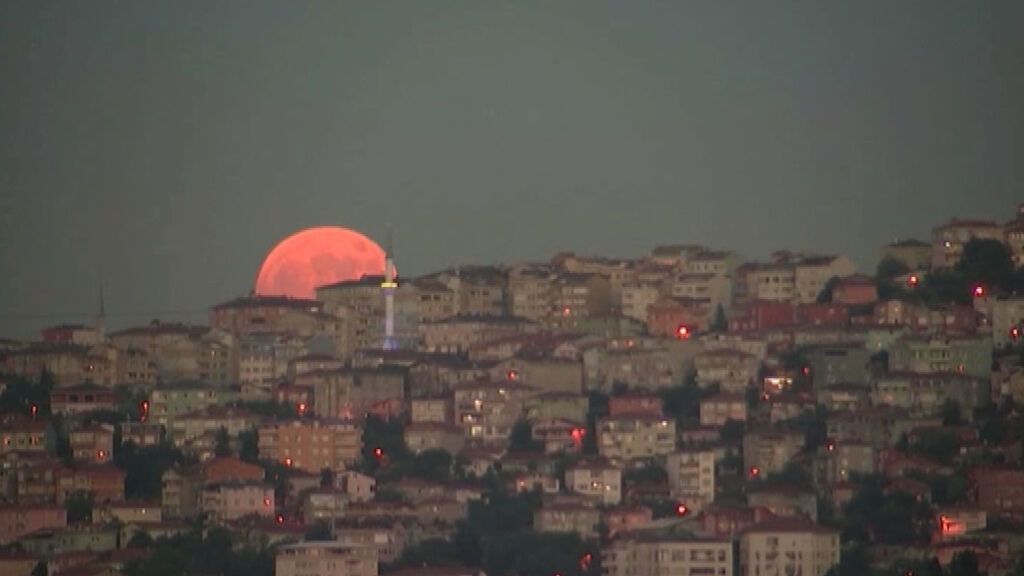 La 'superluna de fresa' muestra su grandeza desde el cielo de Estambul