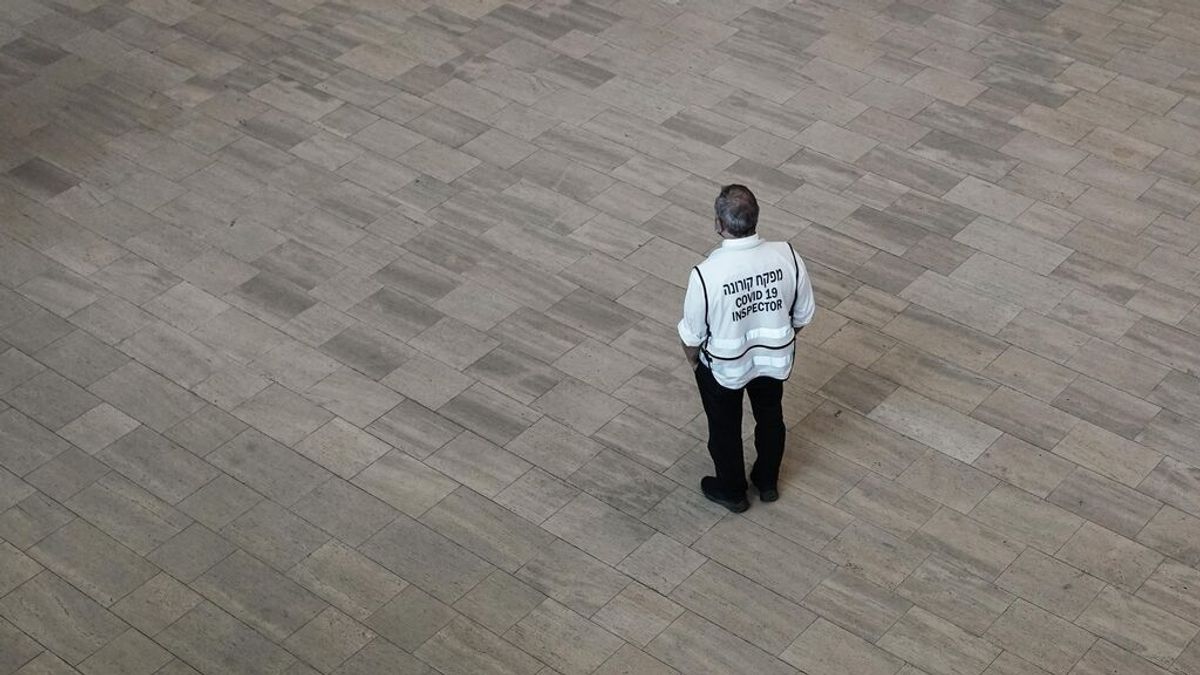 Un inspector en el aeropuerto internacional Ben Gurion, en Tel Aviv. Un inspector en el aeropuerto internacional Ben Gurion, en Tel Aviv.