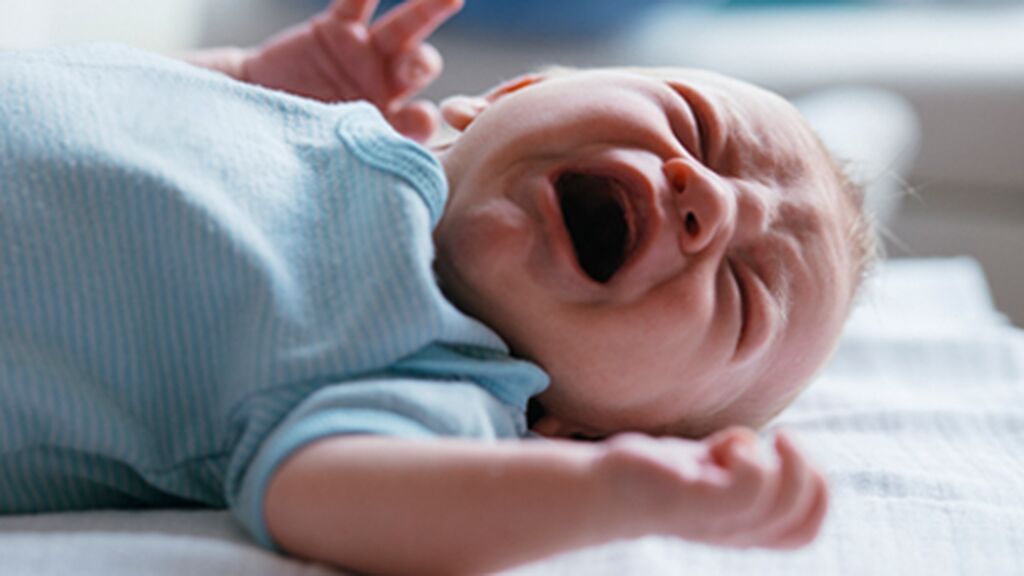 Además, el pequeño comenzará a llorar de forma muy fuerte y repetida.