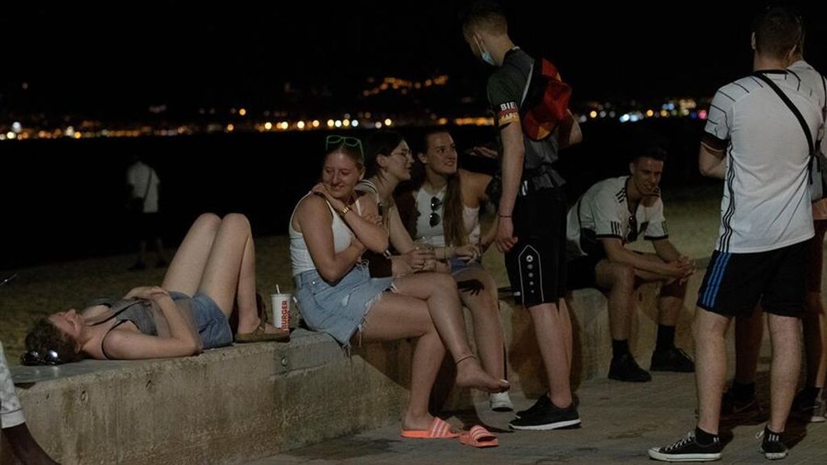 El macrobrote por viajes de fin de curso a Mallorca supera ya los 700 casos en ocho comunidades autónomas El macrobrote por viajes de fin de curso a Mallorca supera ya los 700 casos en ocho comunidades autónomas