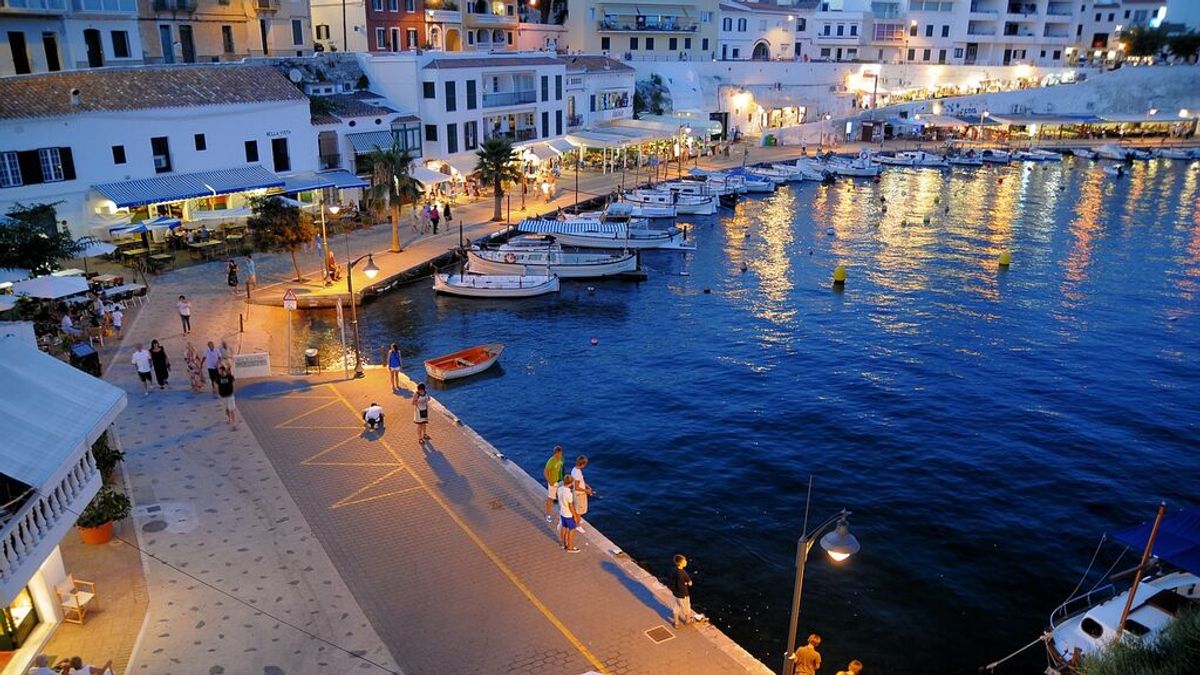 Aumentan a 57 los barceloneses contagiados por los viajes de fin de curso a Menorca Aumentan a 57 los barceloneses contagiados por los viajes de fin de curso a Menorca