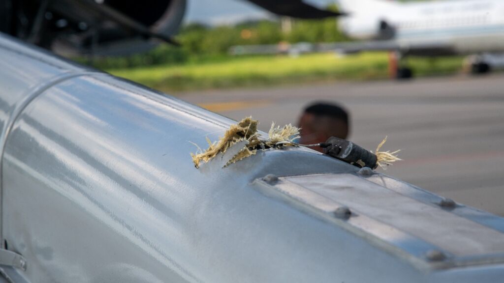 Impactos de bala en el helicoptero del presidente de Colombia