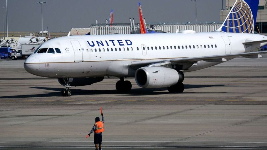 Un pasajero salta de un avión en marcha tras intentar irrumpir en la cabina del piloto Un pasajero salta de un avión en marcha tras intentar irrumpir en la cabina del piloto
