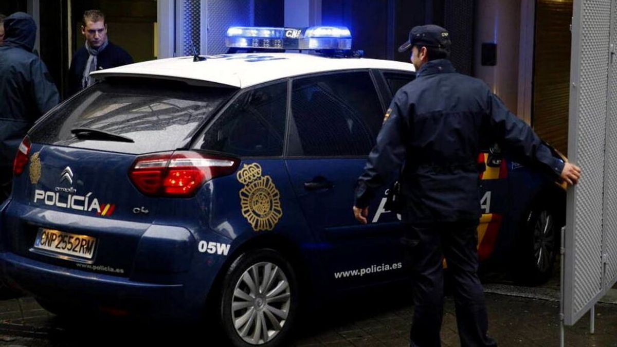 Dos menores se mofan y golpean en la cabeza a un indigente en Málaga