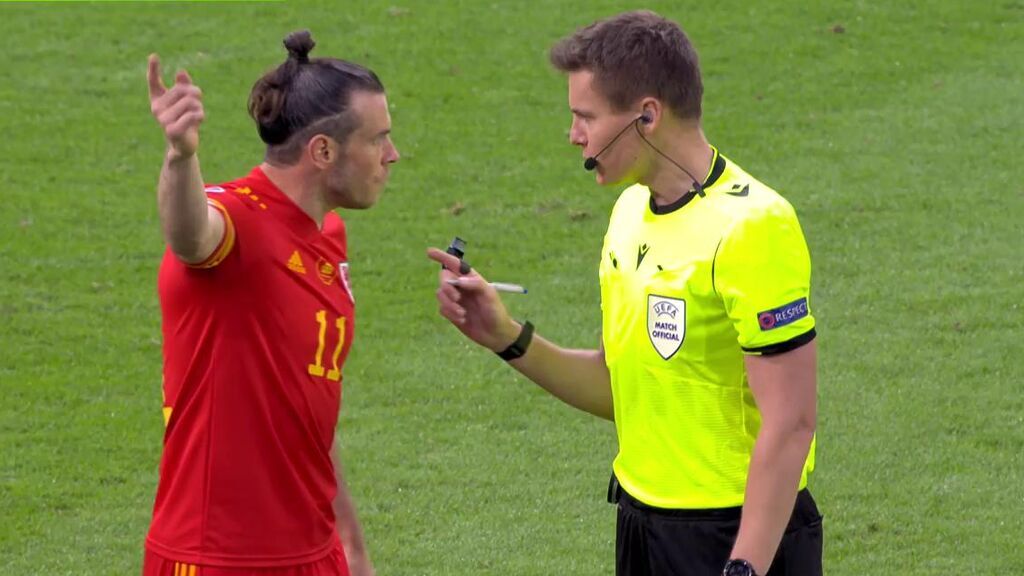 El monumental cabreo de Bale con el árbitro tras marcar Dinamarca el segundo gol: protestó una falta previa