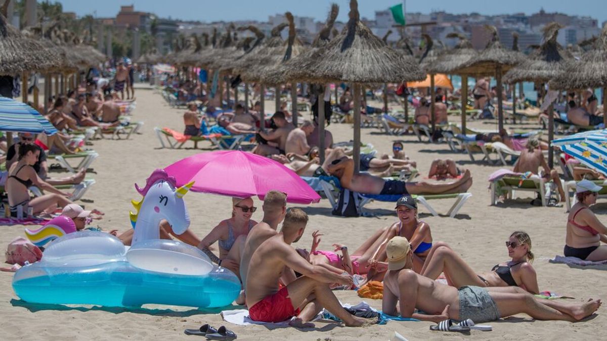 El 'macrobrote' originado en viajes de fin de curso a Mallorca supera ya los 800 estudiantes contagiados El 'macrobrote' originado en viajes de fin de curso a Mallorca supera ya los 800 estudiantes contagiados