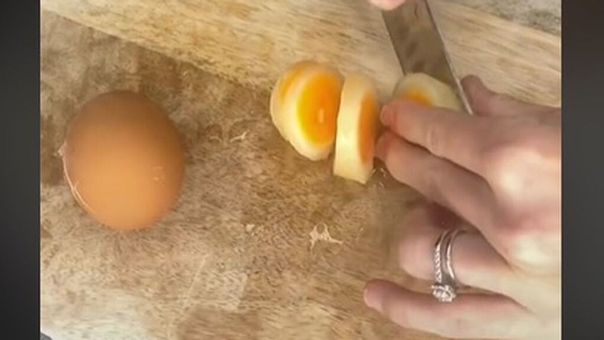 Autoridades y nutricionistas alzan la voz contra un vídeo de TikTok sobre meter huevos en el congelador