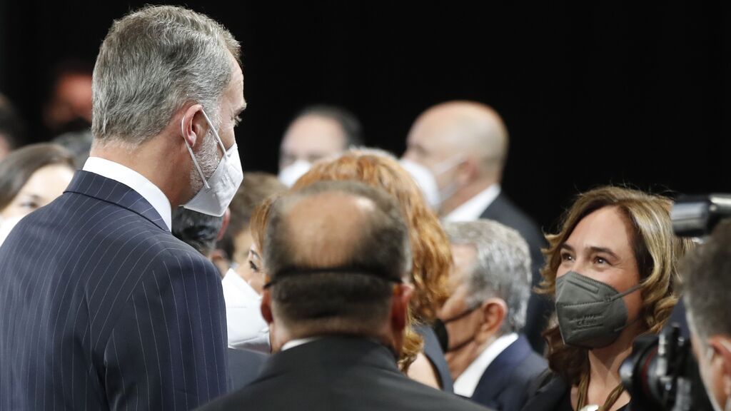 Ada Colau saludando a Felipe VI