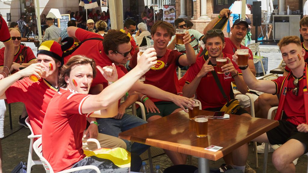 Miles de hinchas portugueses toman Sevilla para ver jugar a su selección