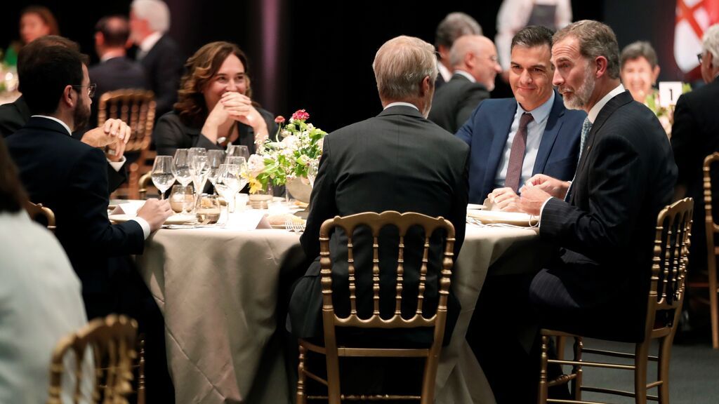 El rey Felipe VI, el presidente del gobierno Pedro Sánchez, el presidente de la Generalitat Pere Aragonés (i), y la alcaldesa de Barcelona Ada Colau