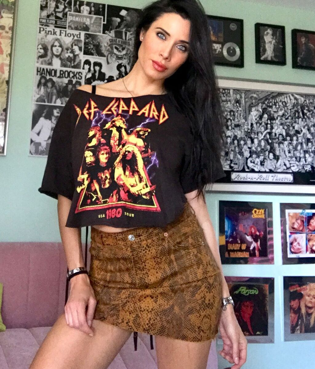 Pilar Rubio con camiseta grupie y minifalda