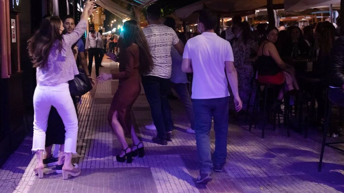 Los jóvenes cántabros y el ocio nocturno en el punto de mira por el repunte de casos Los jóvenes cántabros y el ocio nocturno en el punto de mira por el repunte de casos