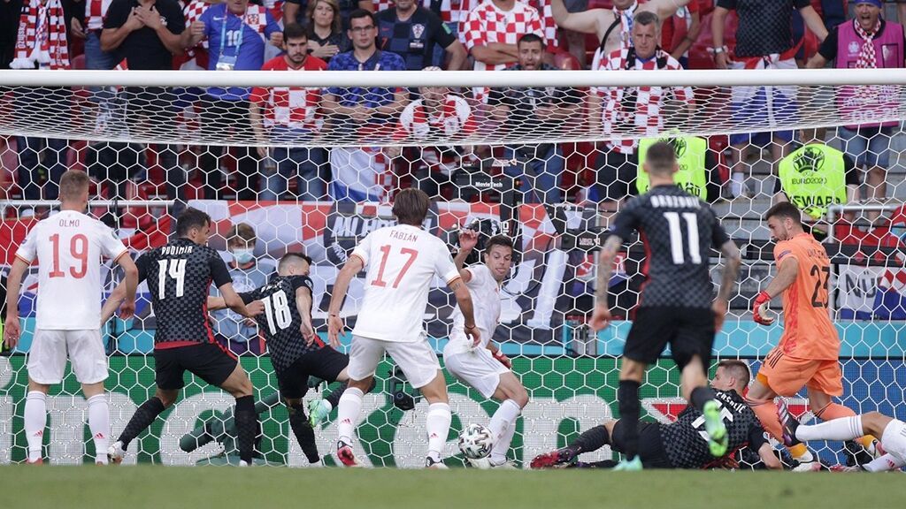 Oršić logra el gol de la esperanza para Croacia: Jugada surrealista que termina en el 2-3
